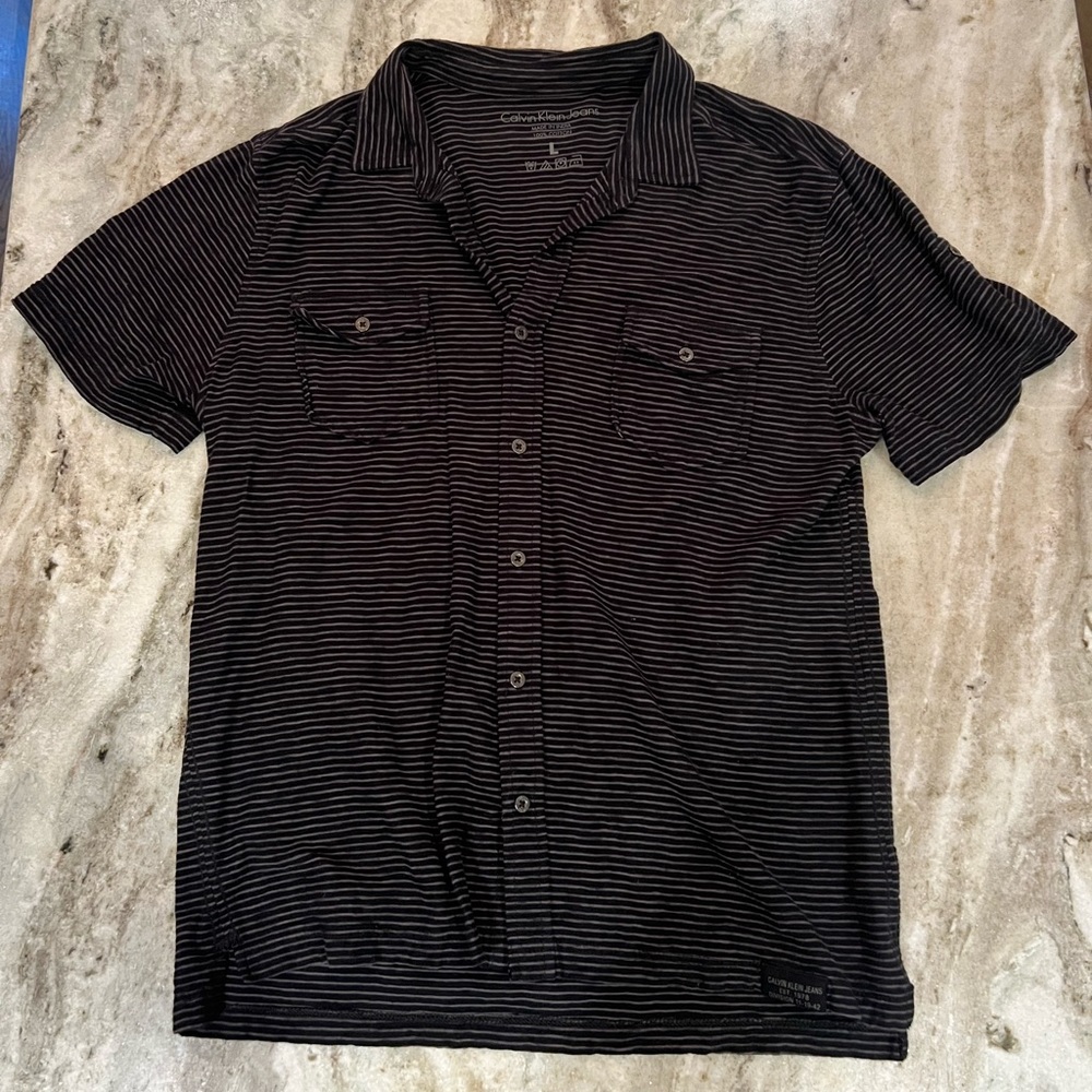 Men’s size Large Calvin Klein short sleeve button up shirt.